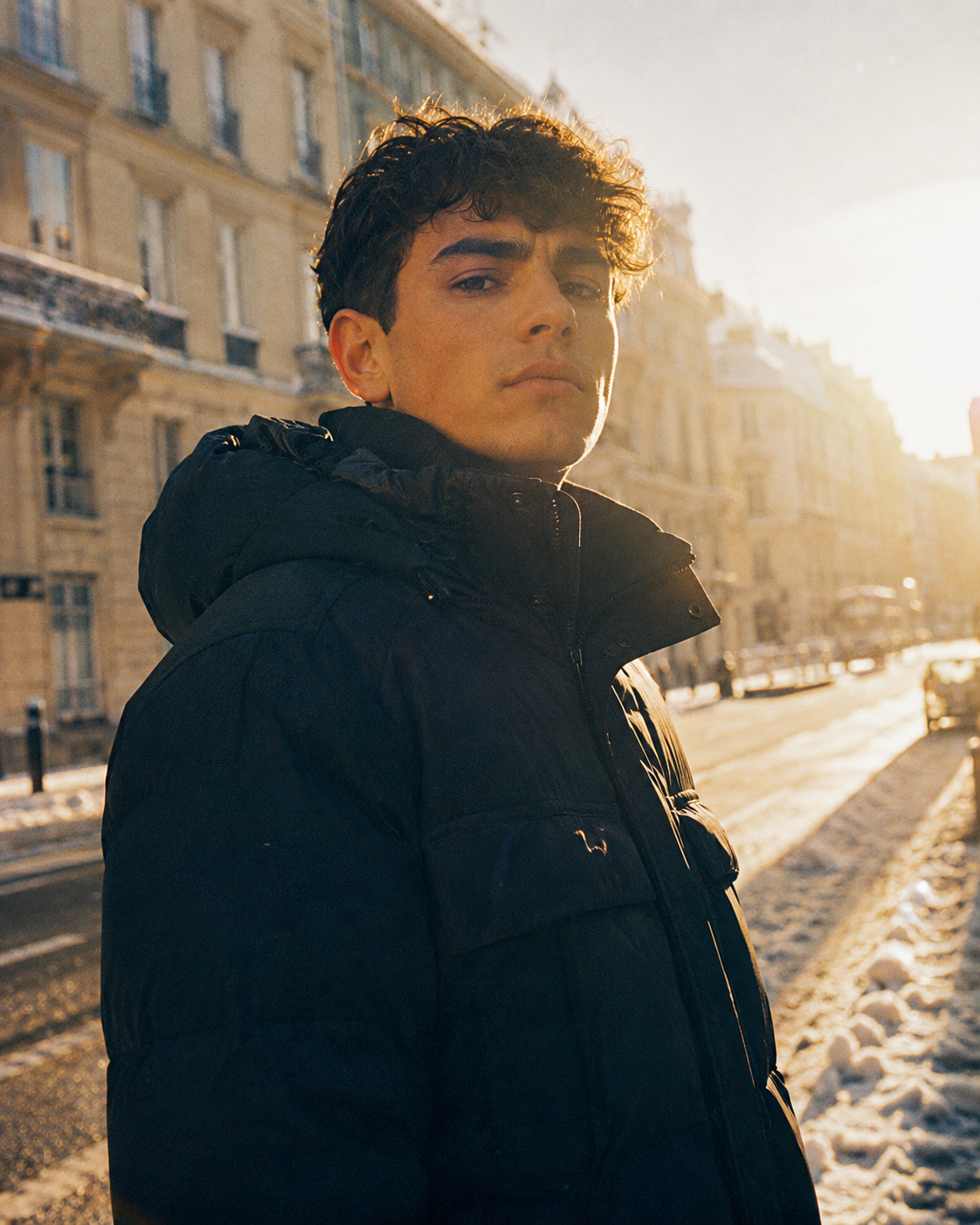 Homme en veste d'hiver Kaporal dans une rue ensoleillée — collection hiver outerwear