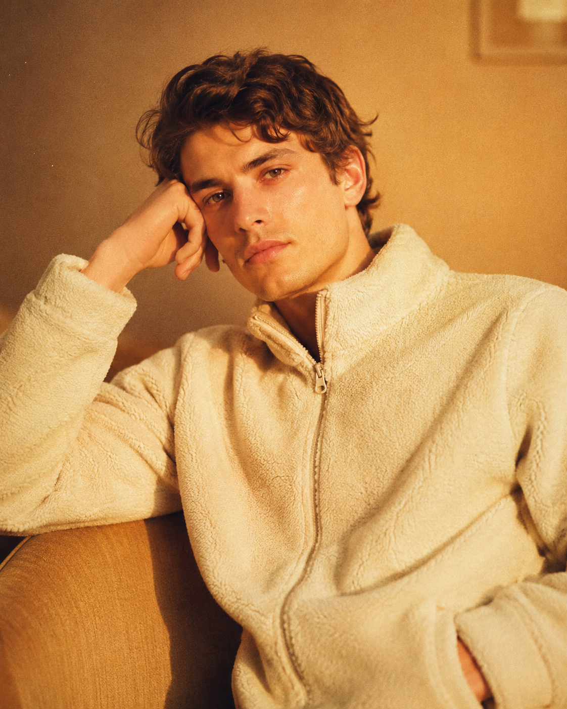 Jeune homme en polaire zippée Kaporal, ambiance cosy — chaleur et style pour l'hiver