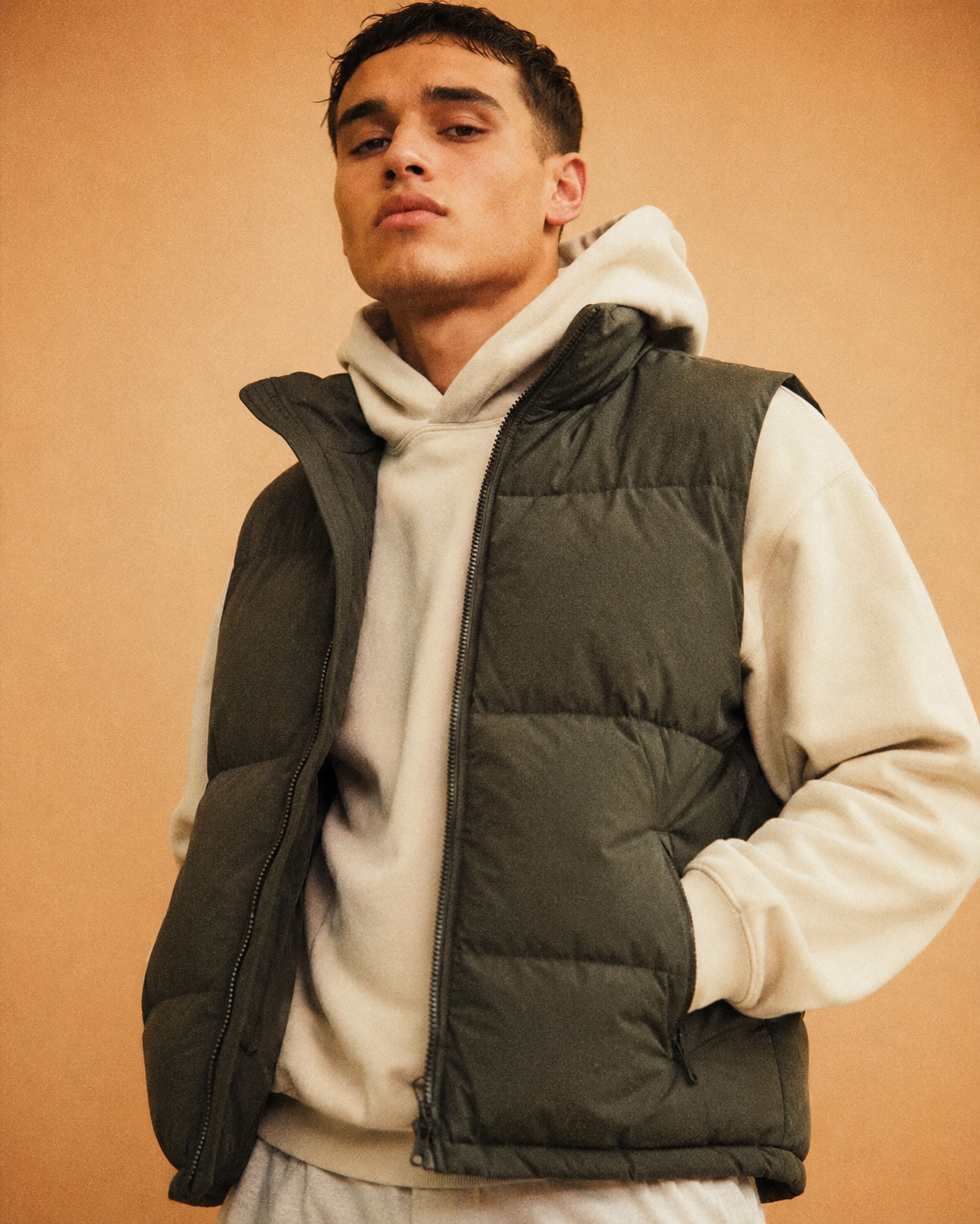 Jeune homme en gilet sans manches matelassé Kaporal, esprit Y2K — veste sans manches