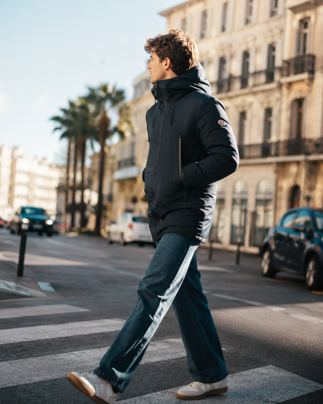 Parka Kaporal portée dans une rue de Marseille en hiver